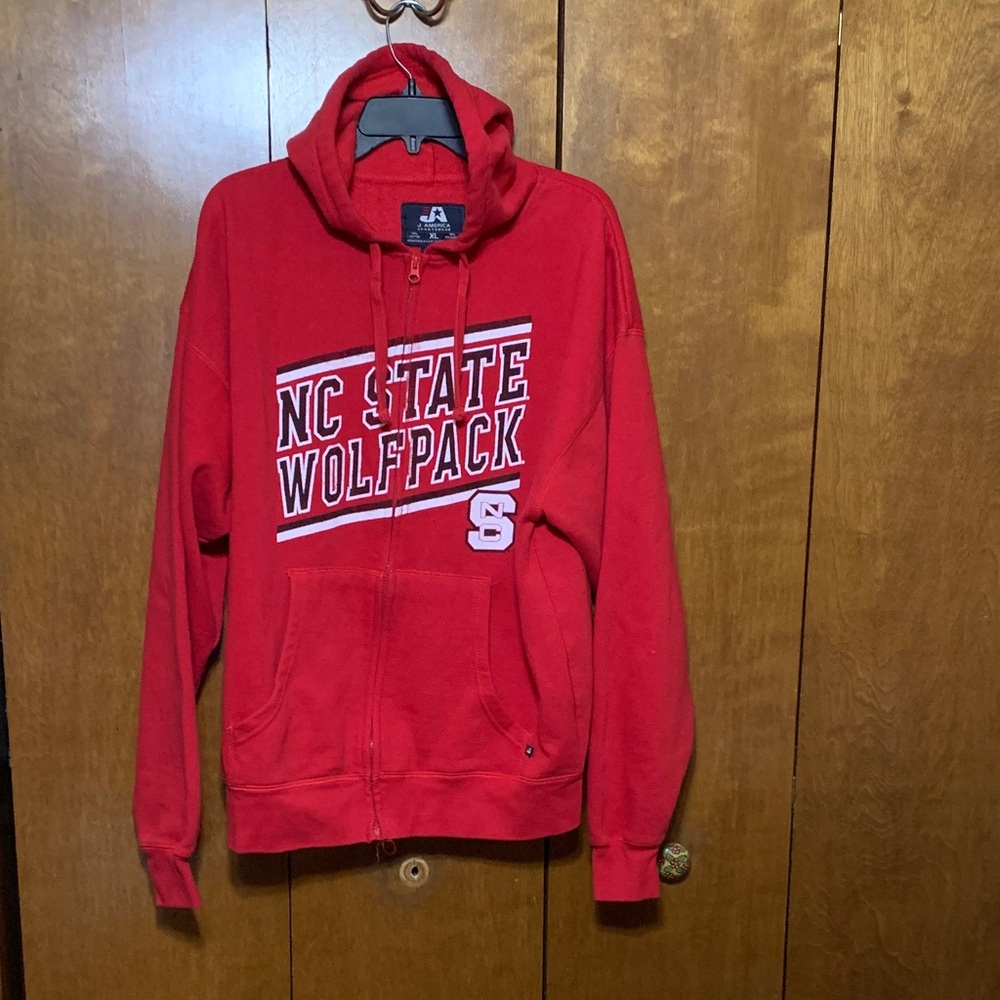 J•AMERICA SPORTSWEAR- XL , Red NC State Wolfpack Zipper Sweatshirt Jacket.